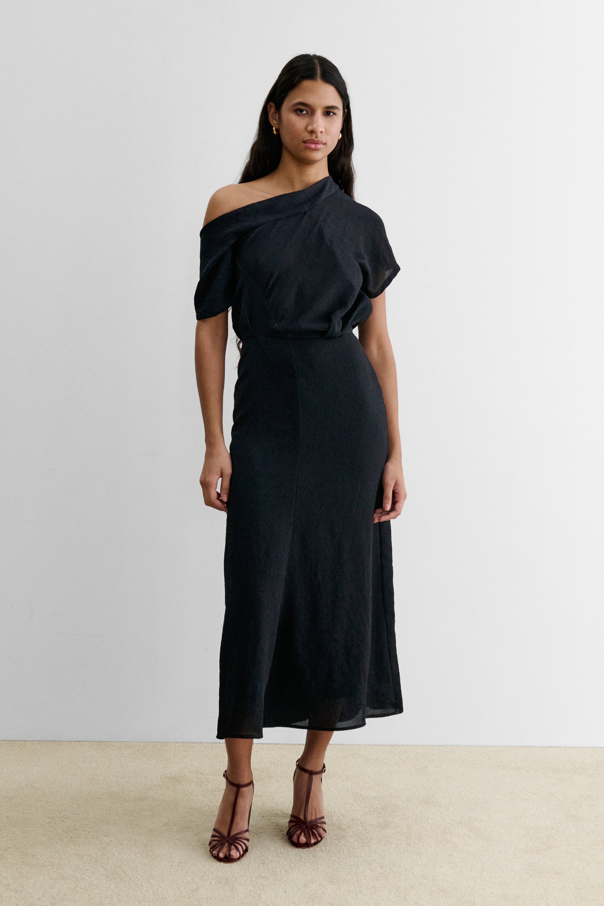 Pout Dress Black / 00. / Crinkled Georgette